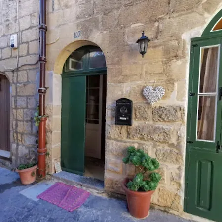 Bed and Breakfast Peaceful Farmhouse With Cozy Yard Għarb