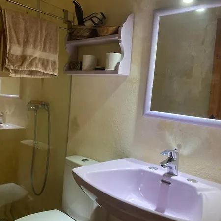 Peaceful Farmhouse With Cozy Yard Għarb