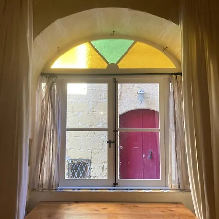 Peaceful Farmhouse With Cozy Yard Bed and Breakfast Għarb