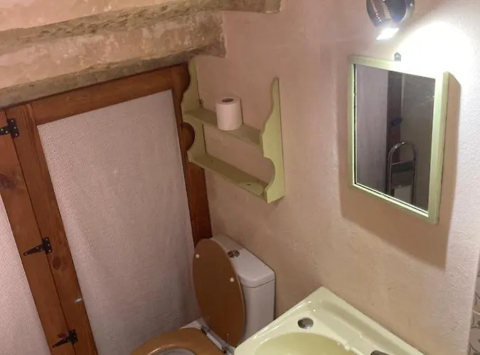 Panzió Peaceful Farmhouse With Cozy Yard Għarb