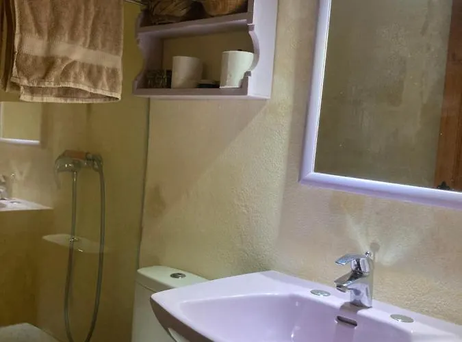 Peaceful Farmhouse With Cozy Yard Għarb