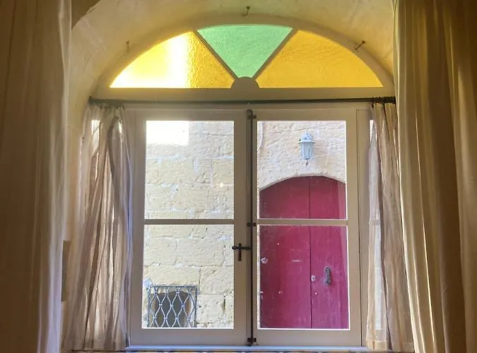 Peaceful Farmhouse With Cozy Yard Panzió Għarb