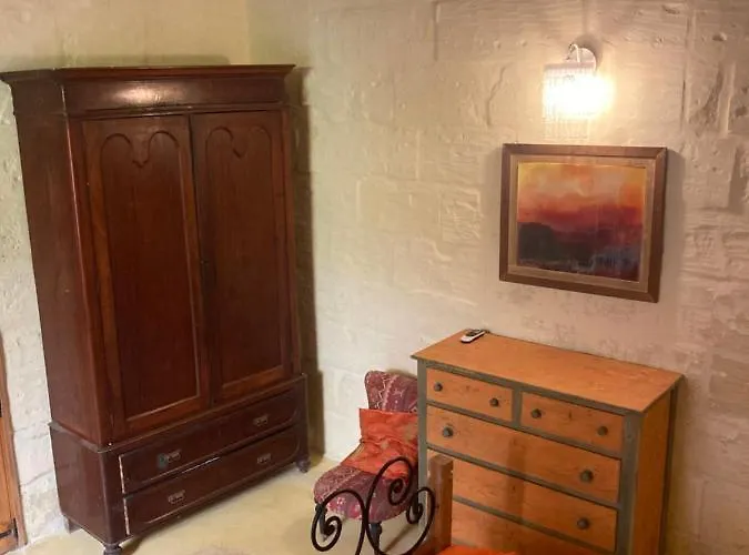 Peaceful Farmhouse With Cozy Yard Għarb