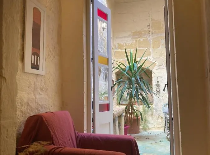 Panzió Peaceful Farmhouse With Cozy Yard Għarb